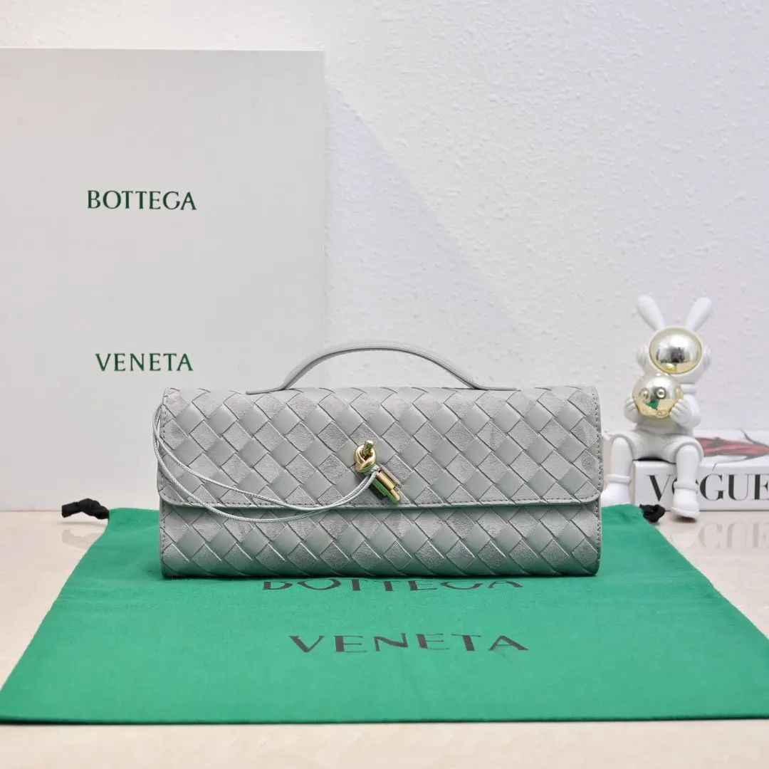 Batch 1360 #Bv New Deerskin Clutch 🎈 The deerskin brown bag with extra points for autumn and winter is so beautiful~🍂 Made of classic woven sheepskin and deerskin, it looks like Maillard for autumn and winter🤎 It can be held by hand, carried by hand or carried under the arm. The metal knot embellishment exudes temperament and nobility~ , equipped with a zipper compartment inside, it is a good companion for your daily life🧑‍❤️‍💋‍🧑, whether you are walking on the red carpet or attending a dinner, it will add a unique charm to you💞 Model: 741511 Size: 31x13x3